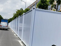 建筑工地用PVC圍擋有哪些優(yōu)勢和特點(diǎn)？